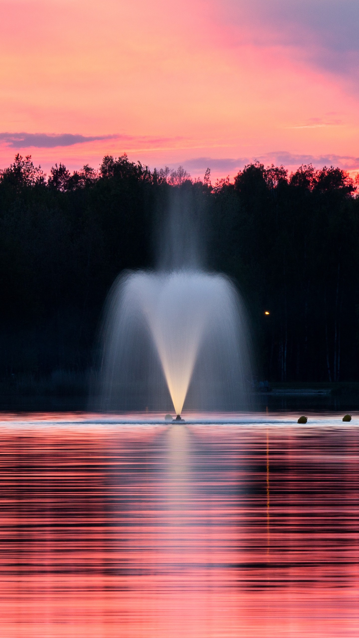 фонтаны в озере