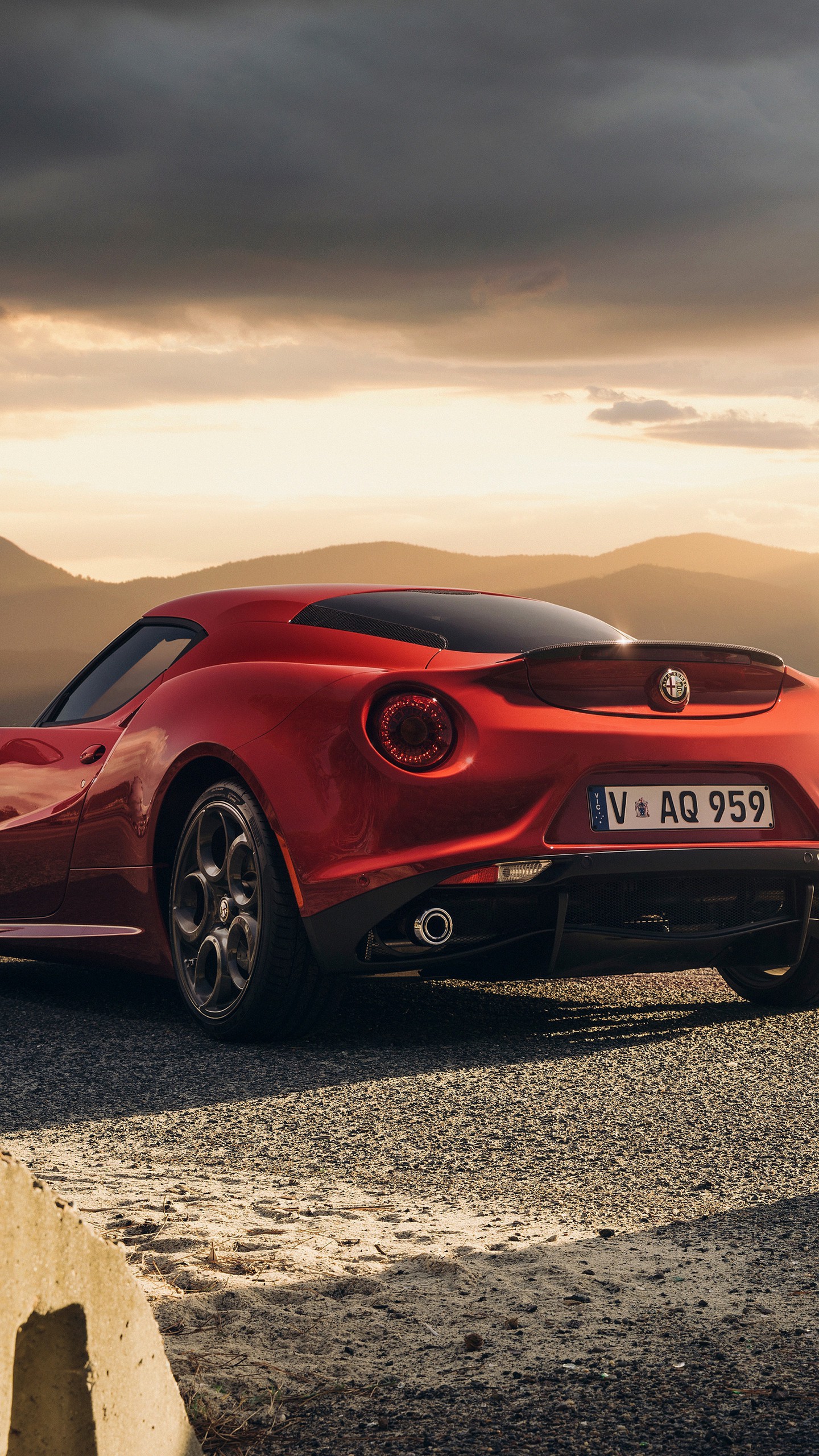 Обои на телефон alfa-romeo, 4c, launch edition, красный, вид сзади -  скачать бесплатно в высоком качестве из категории 