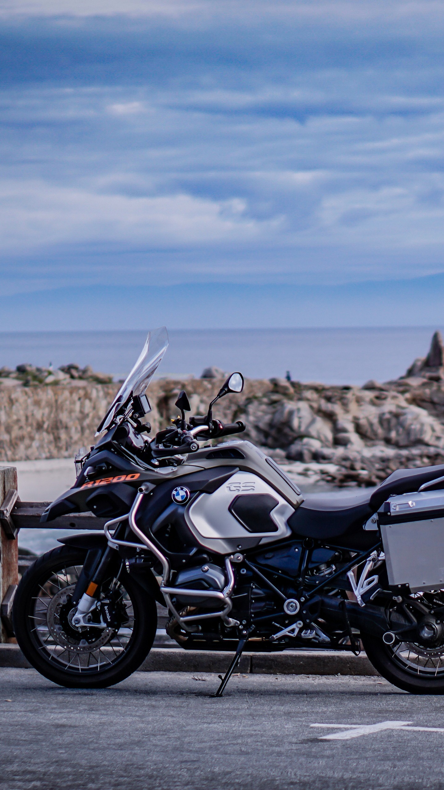 Обои мотоцикл, байк, море, размытость на телефон скачать бесплатно