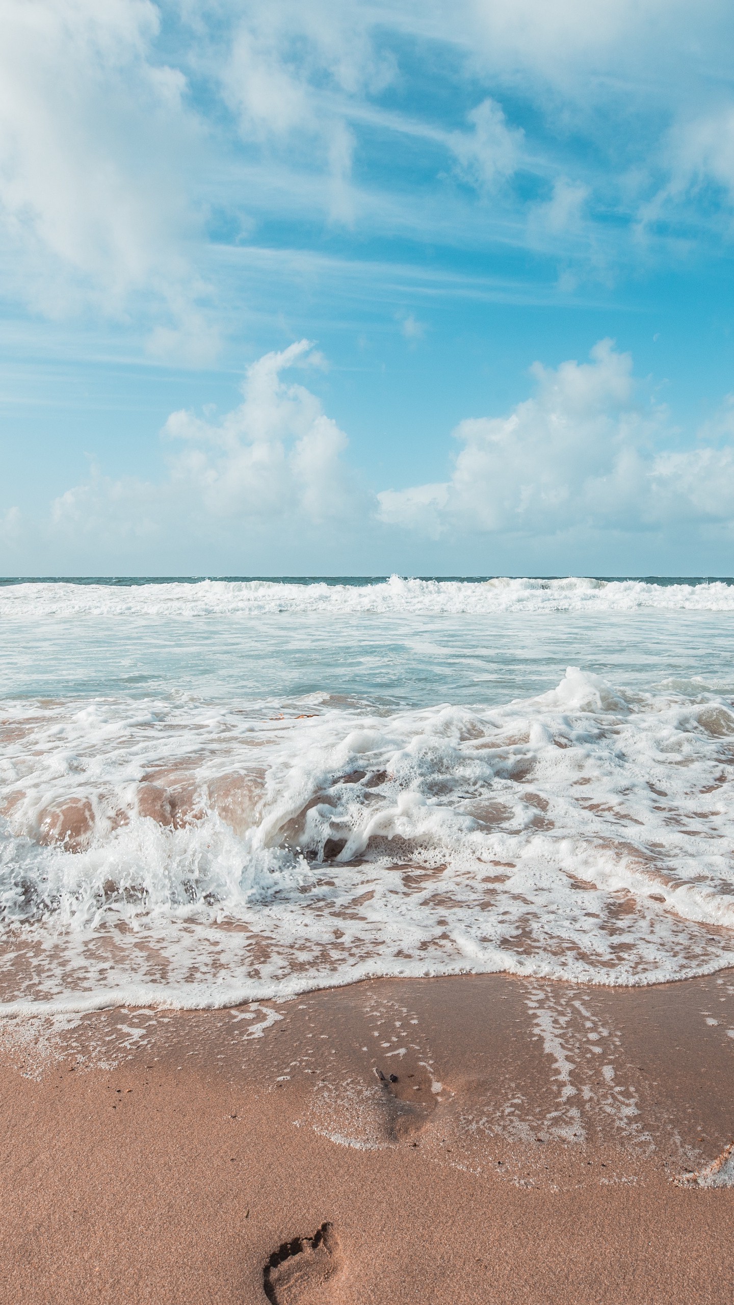 Обои океан, прибой, пена, песок, следы, волны на телефон скачать бесплатно