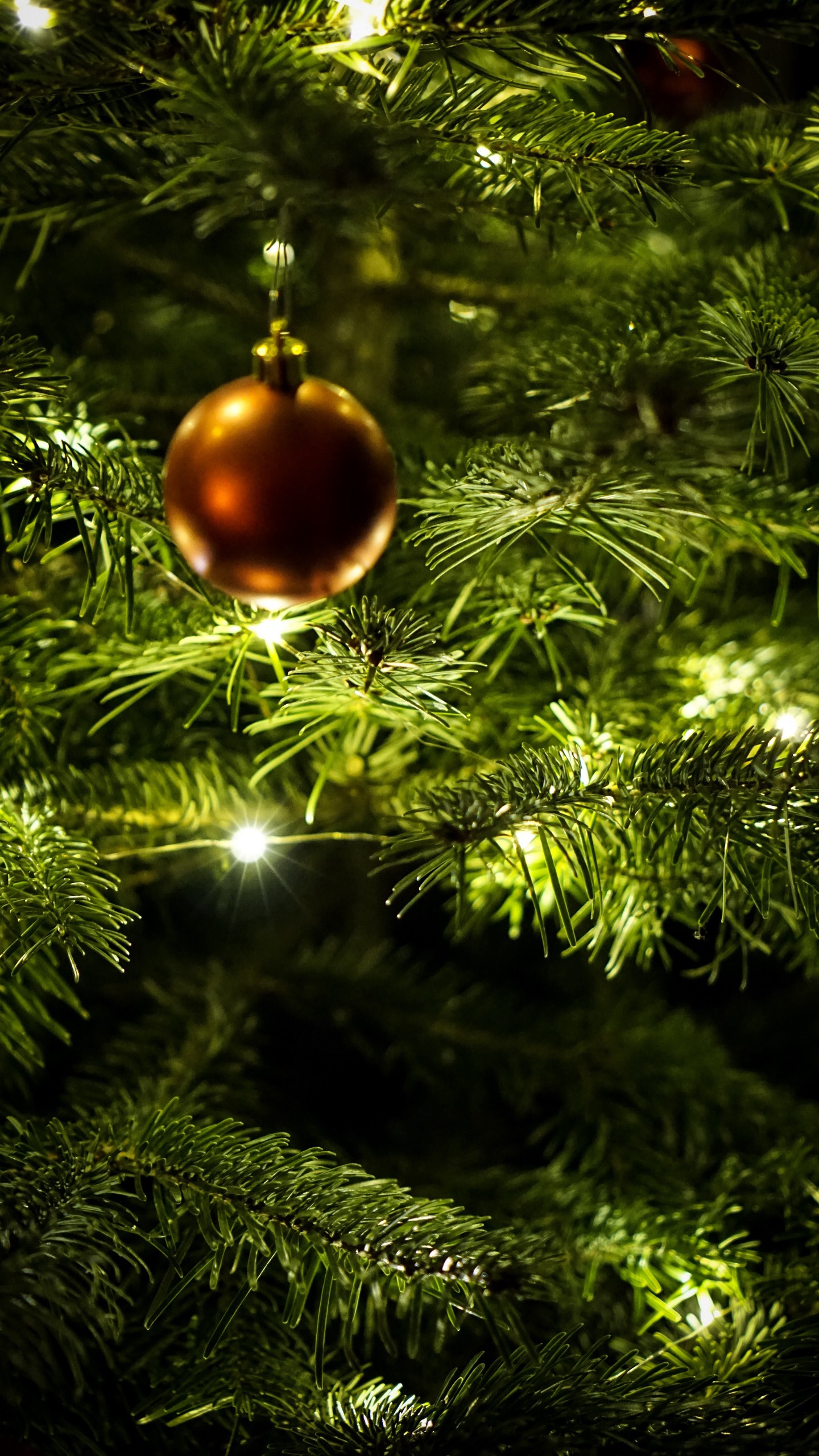 Обои елка, шар, новый год, украшение, гирлянда на телефон скачать бесплатно