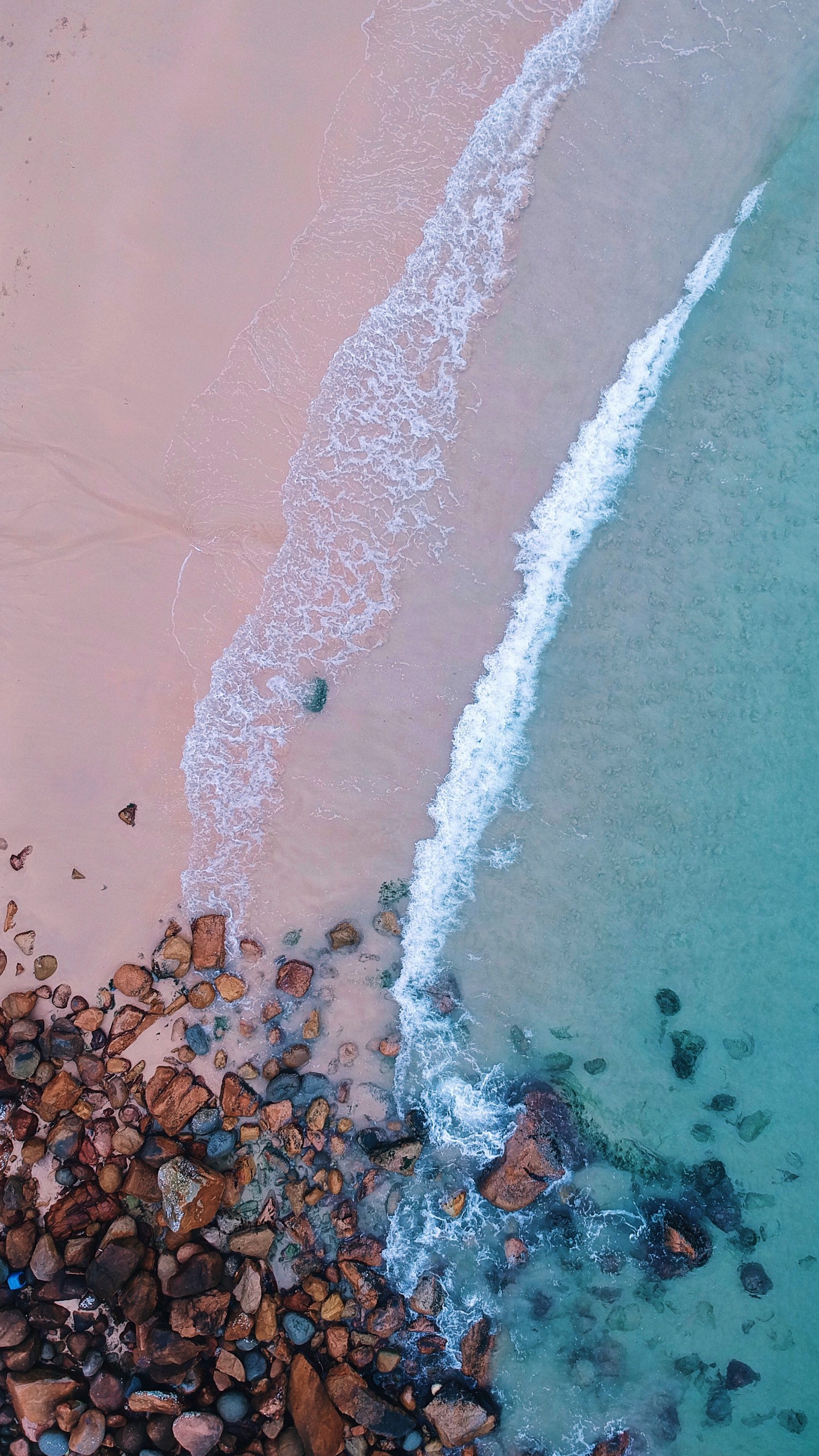 Обои океан, пляж, вид сверху, песок, камни, прибой, пена на телефон скачать бесплатно