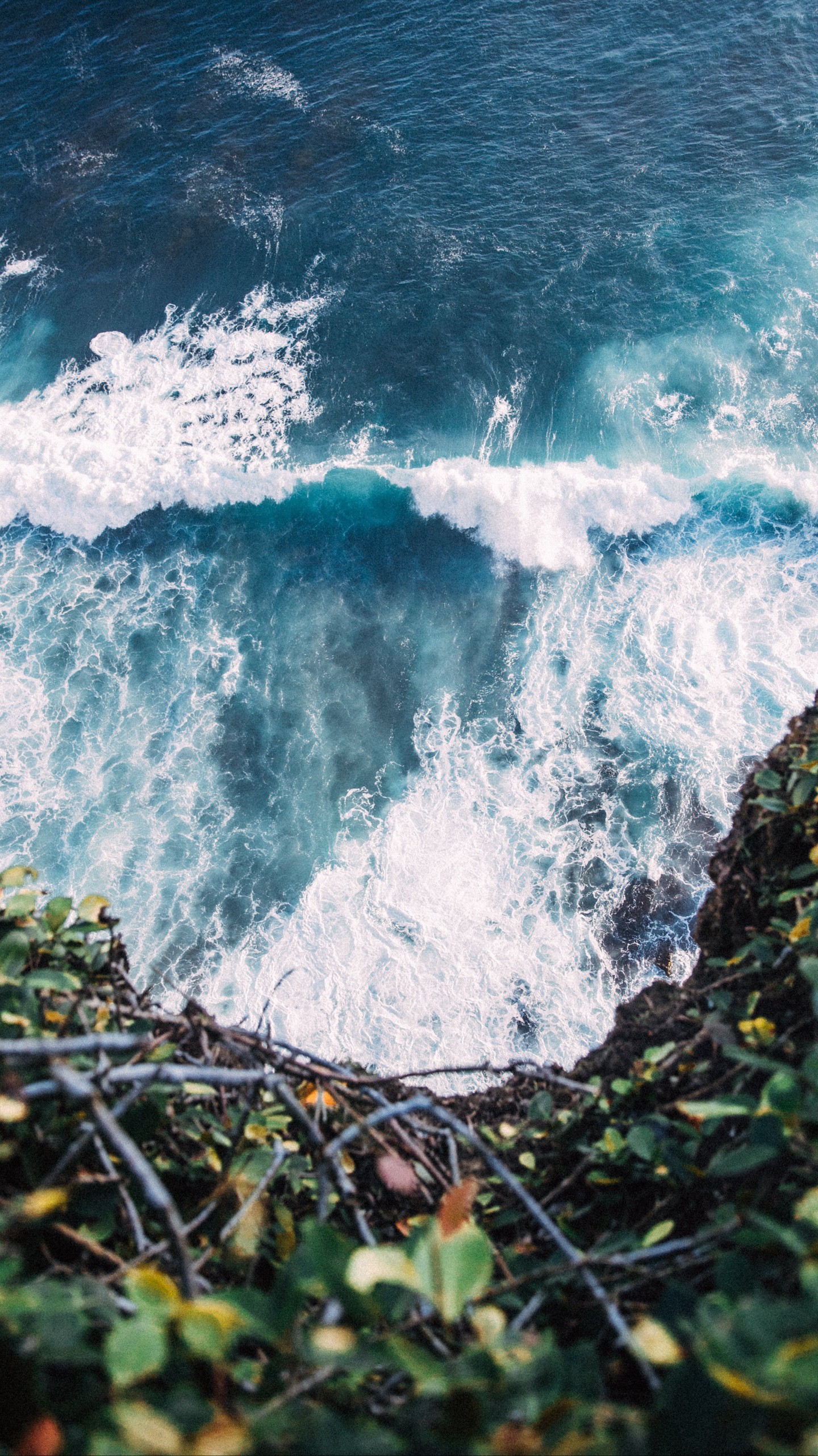 Обои волны, океан, обрыв, берег, вода на телефон скачать бесплатно