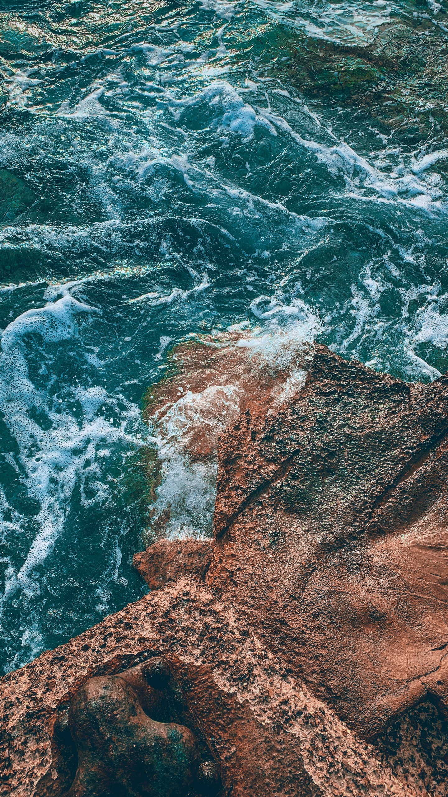 Обои море, скала, волны, вода, камень на телефон скачать бесплатно