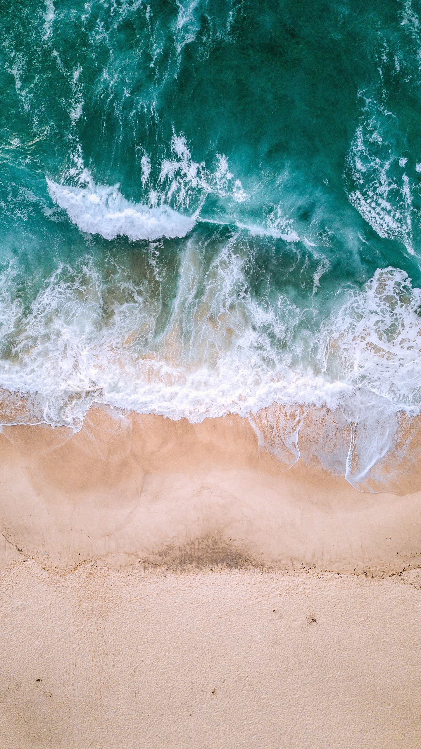 Обои океан, вид сверху, прибой, волны, пена, песок на телефон скачать бесплатно