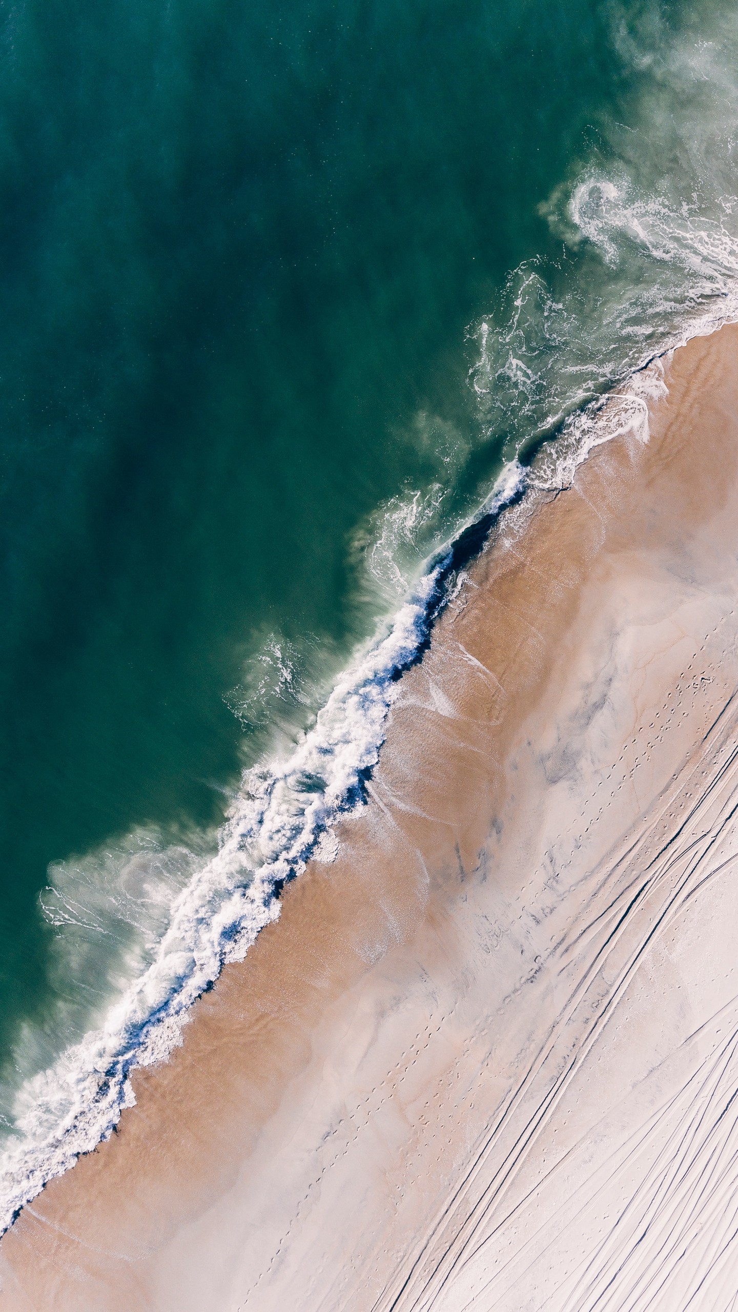 Обои океан, вид сверху, прибой, песок, пена, вода, пляж на телефон скачать бесплатно