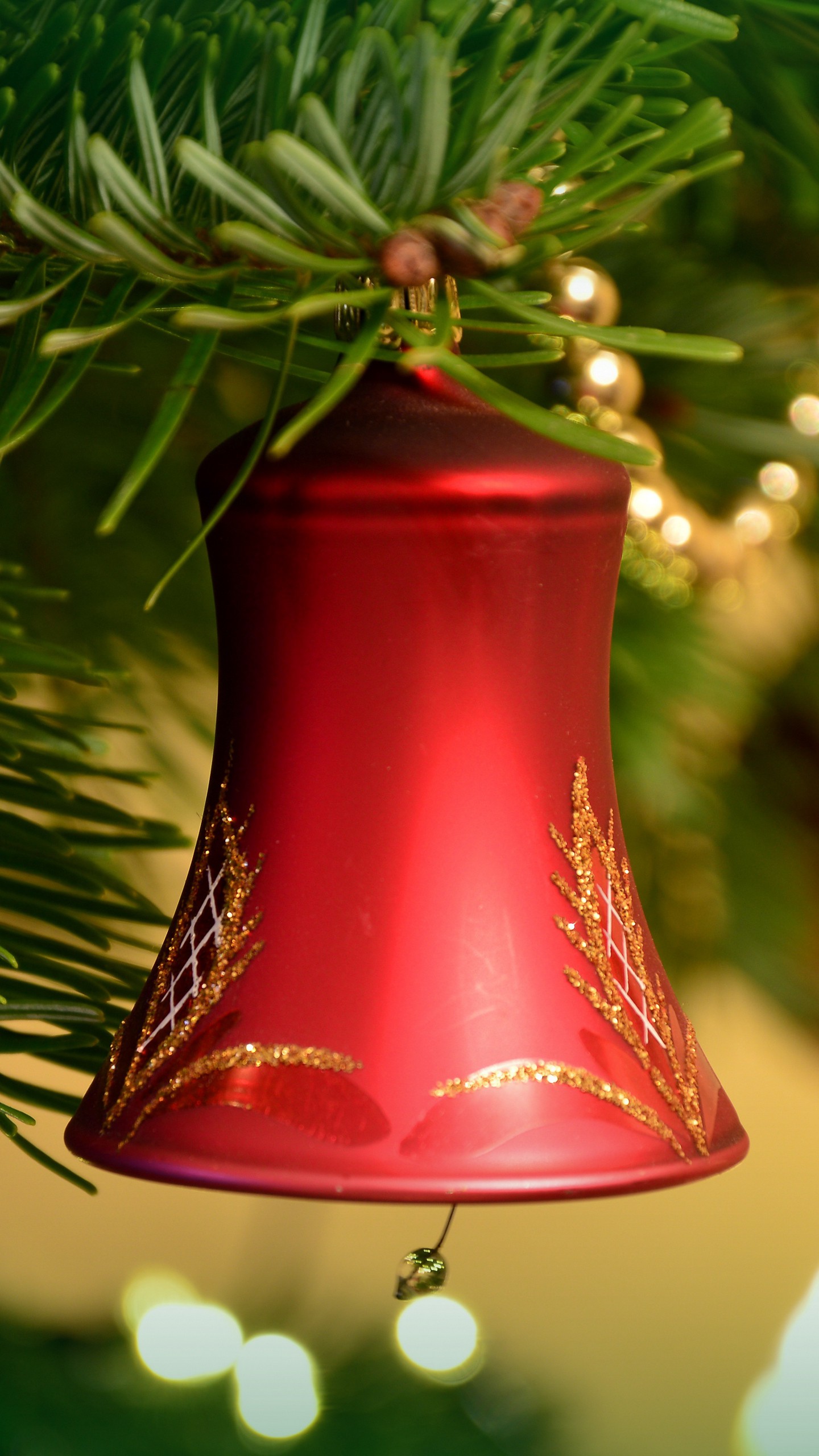 Обои колокольчик, новый год, рождество, новогоднее украшение, елка на телефон скачать бесплатно