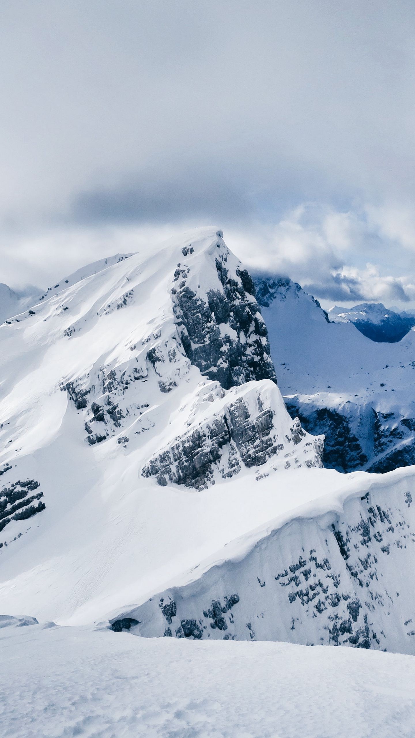 Обои горы, снег, вершина, зима, пейзаж на телефон скачать бесплатно