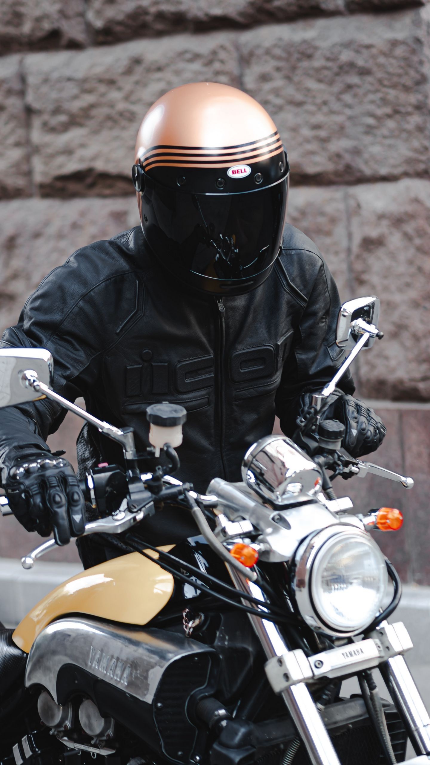 Обои мотоцикл, мотоциклист, байкер, шлем, байк на телефон скачать бесплатно