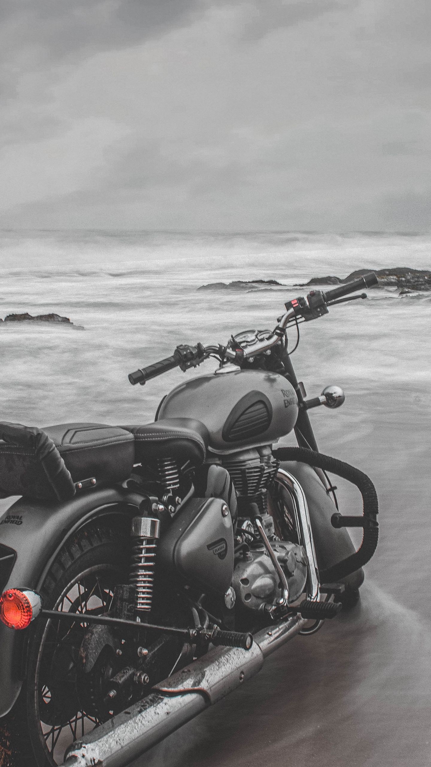 Обои мотоцикл, байк, серый, пляж, море на телефон скачать бесплатно
