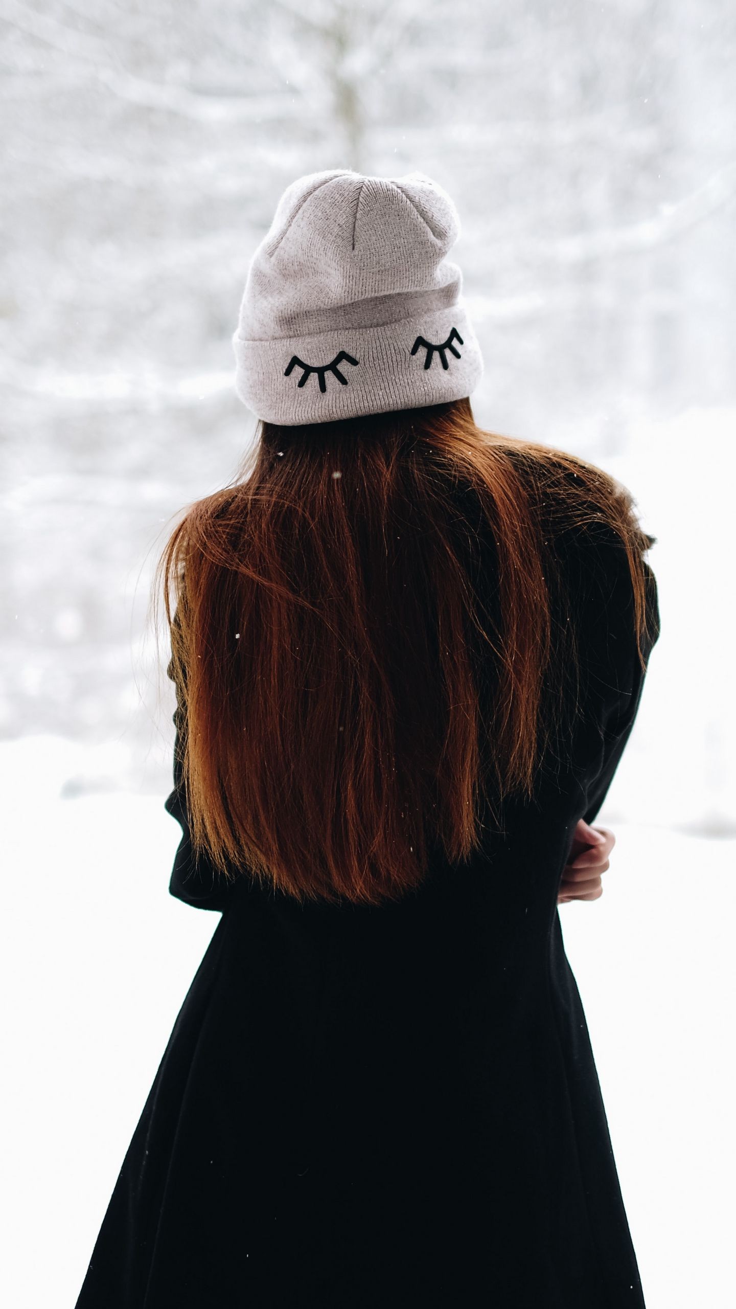 Обои девушка, шапка, волосы, снег, зима на телефон скачать бесплатно