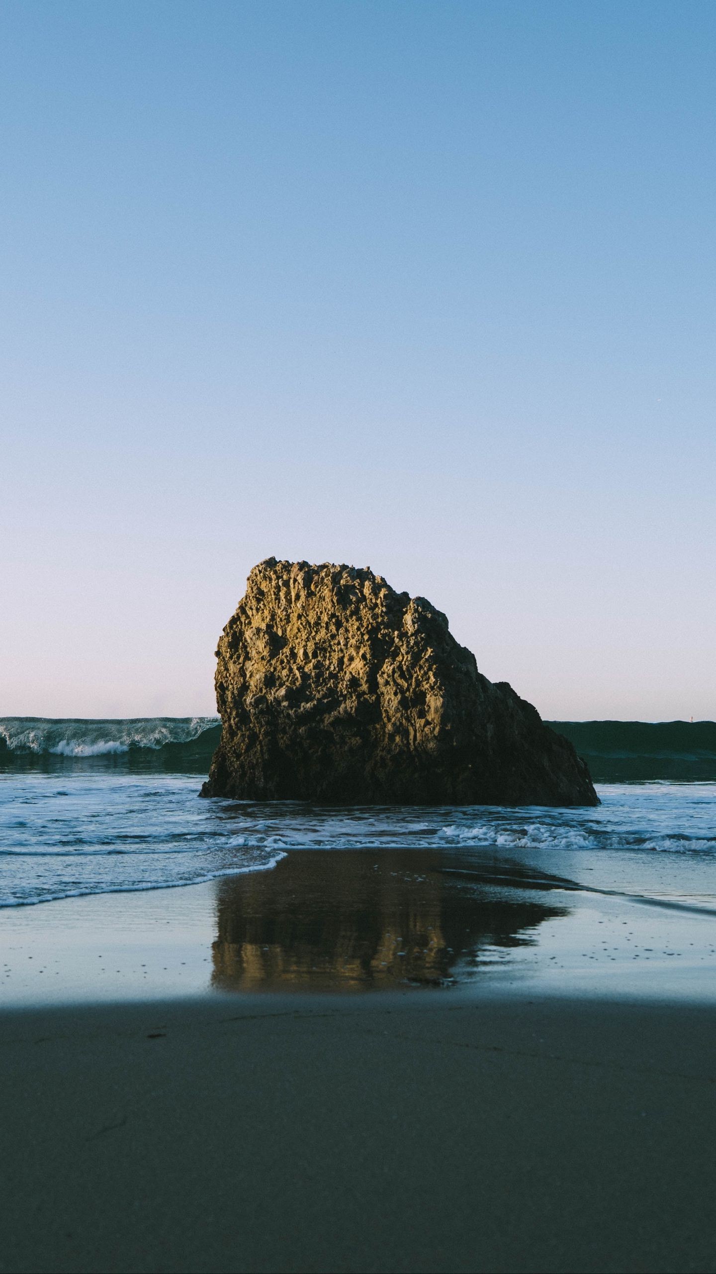 Обои море, пляж, скала, волны, вода на телефон скачать бесплатно