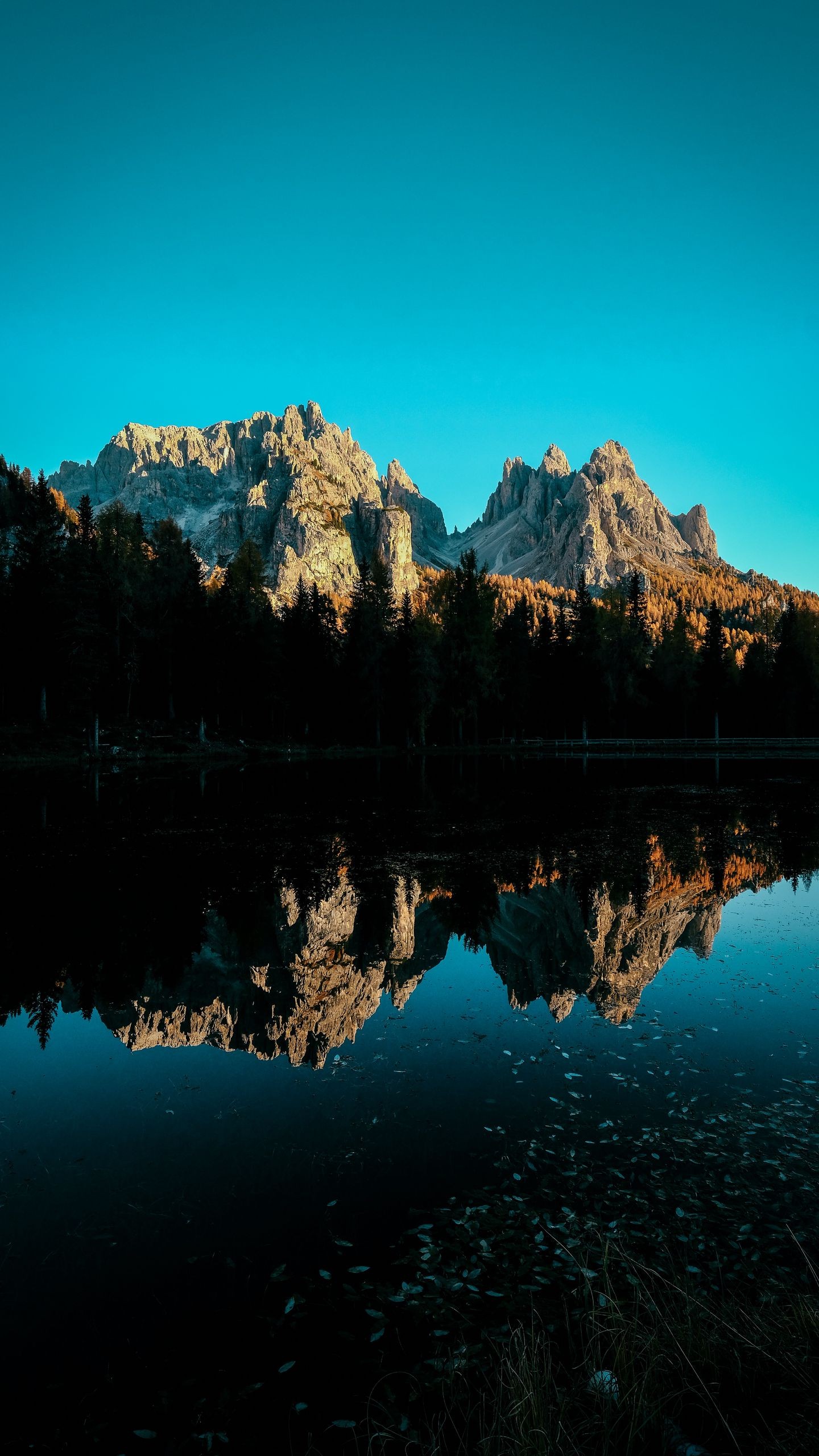 Обои гора, озеро, небо, тени, отражение на телефон скачать бесплатно
