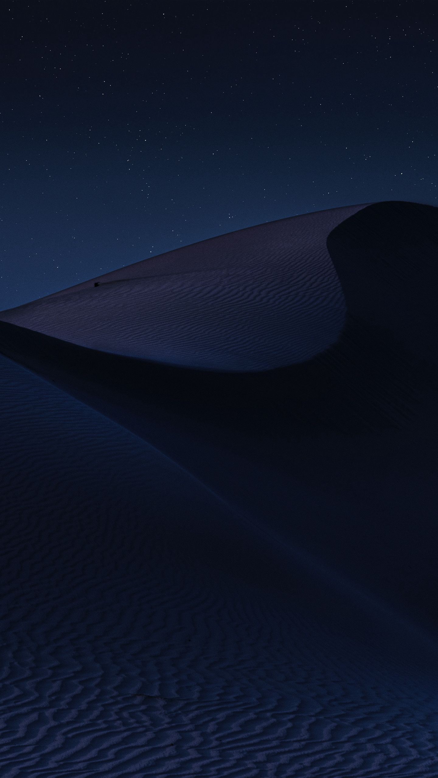 Обои пустыня, ночь, темный, дюны, звездное небо на телефон скачать бесплатно
