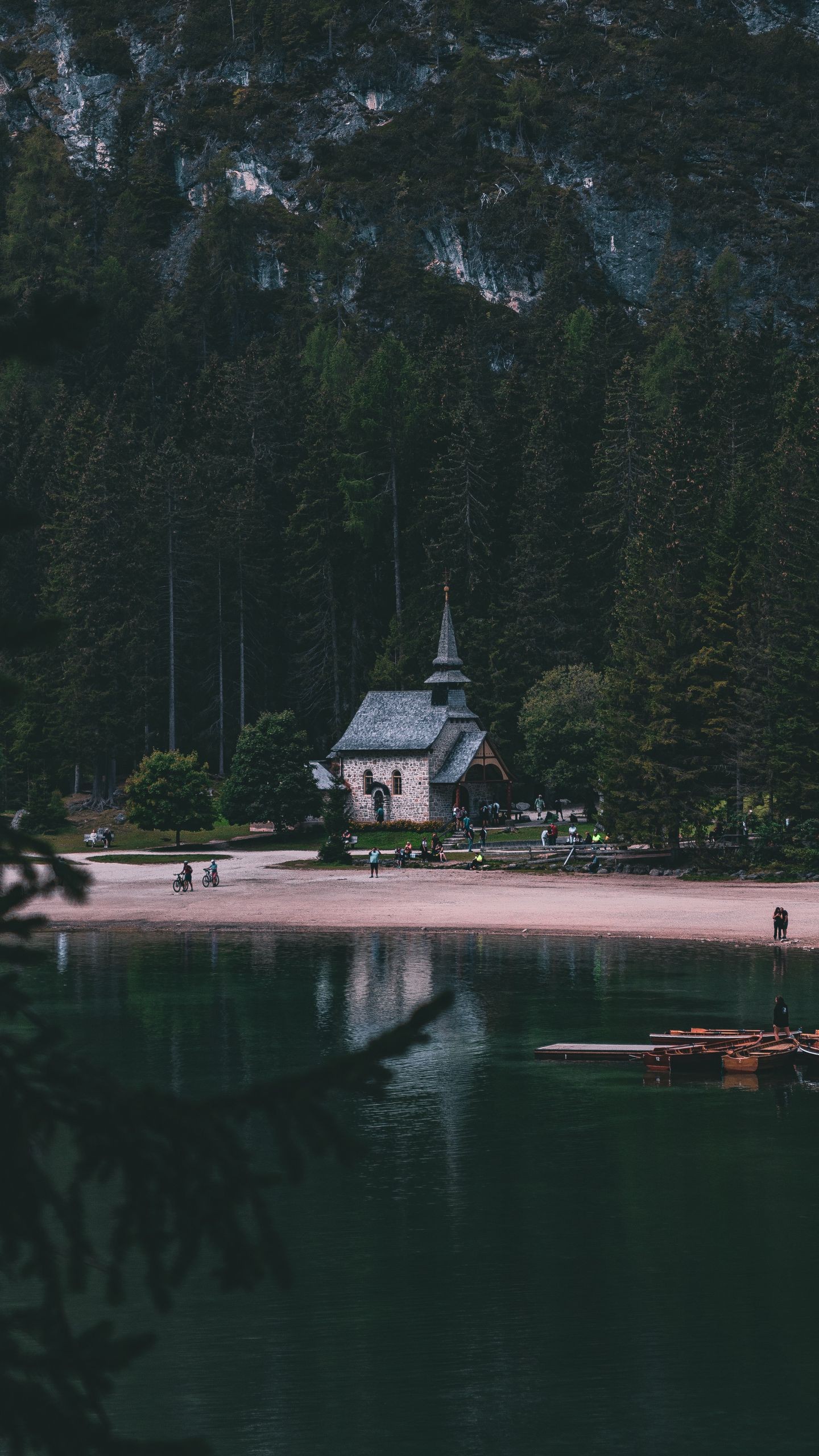 Обои здание, озеро, деревья, берег, природа на телефон скачать бесплатно