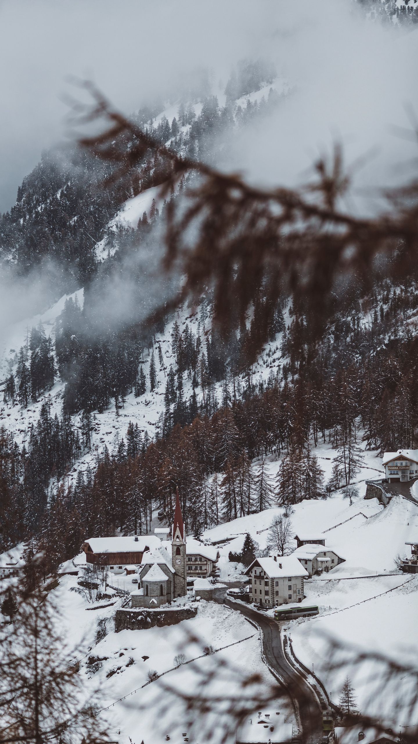 Обои гора, здания, снег, деревья, склон, вид сверху на телефон скачать бесплатно
