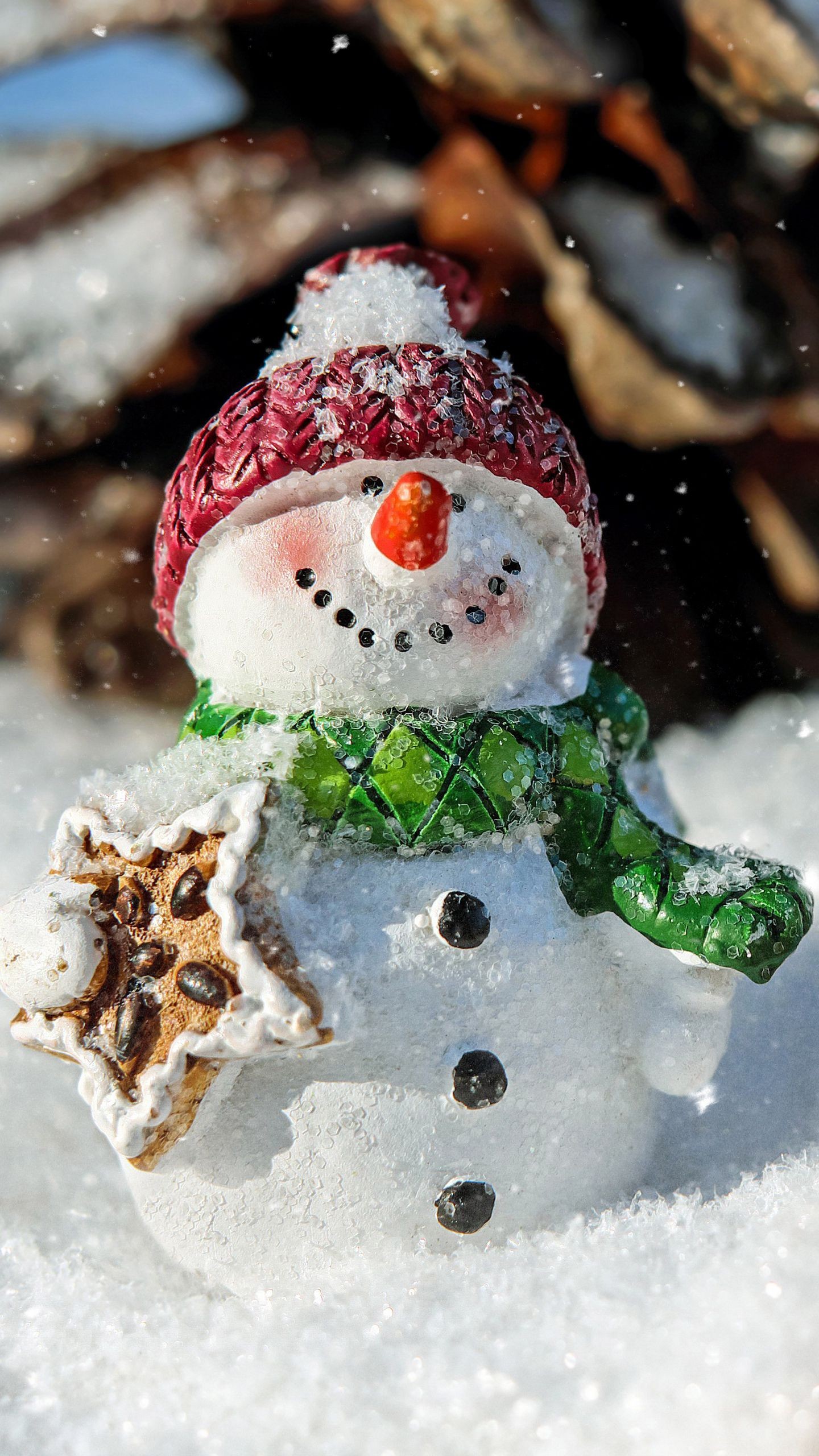 Обои снеговик, снег, корица, шишка, рождество, новый год на телефон скачать бесплатно
