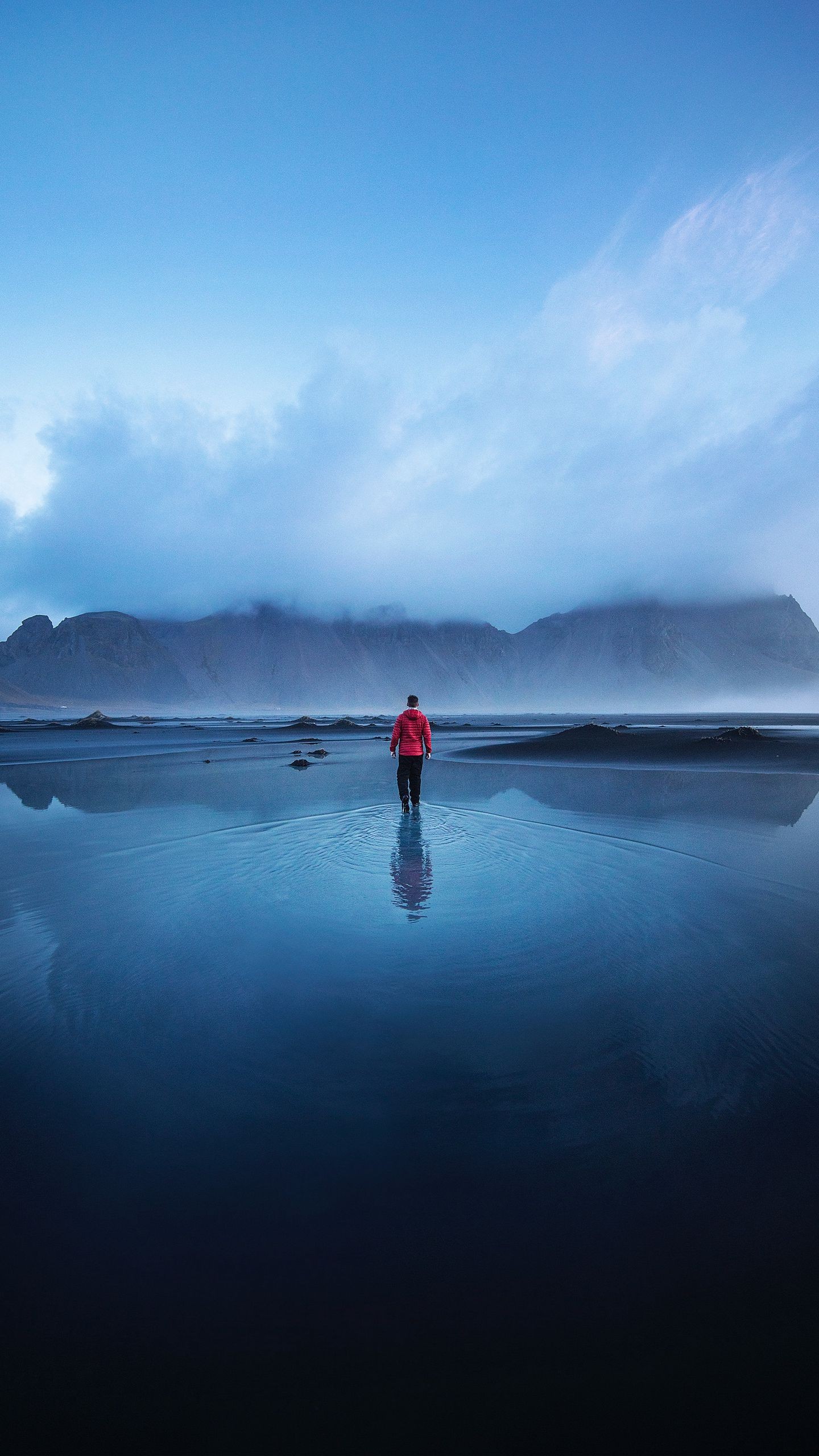 Обои гора, озеро, уединение, одиночество, туман, исландия на телефон скачать бесплатно