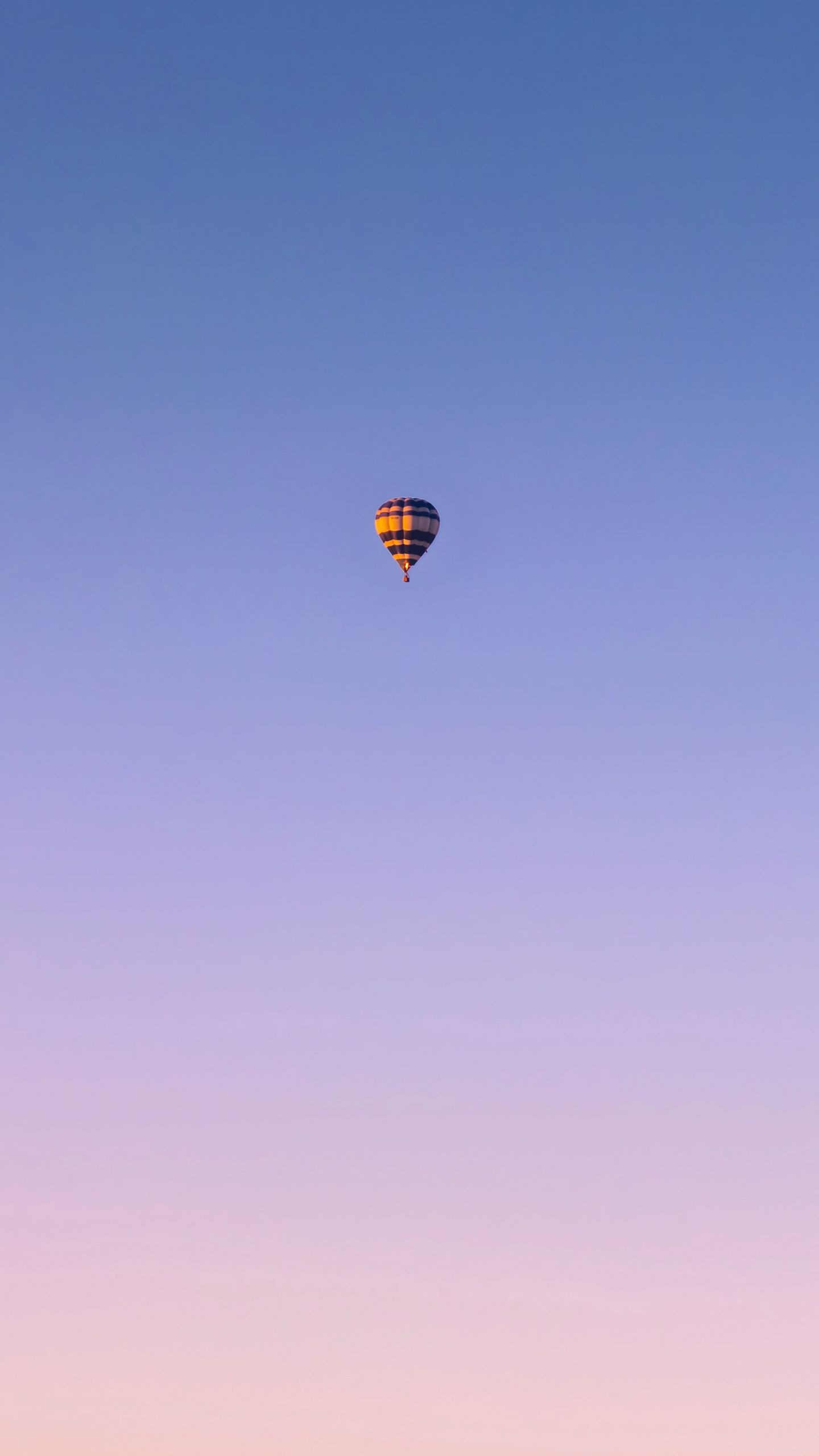 Обои воздушный шар, полет, небо, градиент на телефон скачать бесплатно