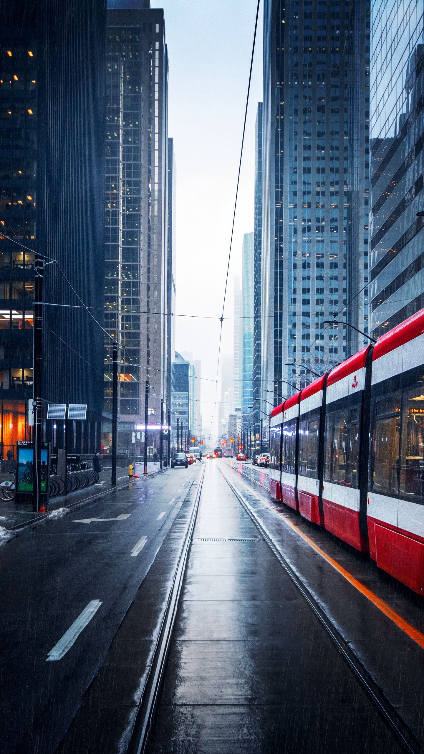 Обои улица, город, трамвай, здания, дождь на телефон скачать бесплатно